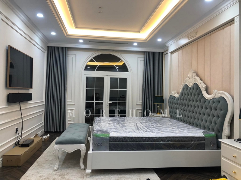 Thi công một chiếc giường ngủ từ gỗ tự nhiên cổ điển với những chi tiết hoa văn sắc nét, quý phái, sang trọng sẽ tạo nên nét riêng lạ trong không gian, mang đến cho người sử dụng những giây phút nghỉ ngơi và giấc ngủ ngon lành.